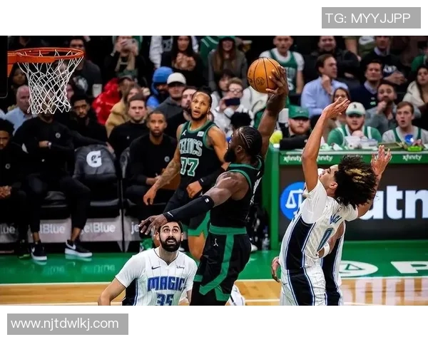 魔术新星班凯罗单挑双人防线上篮立功，14-2攻潮迫使凯尔特人暂停