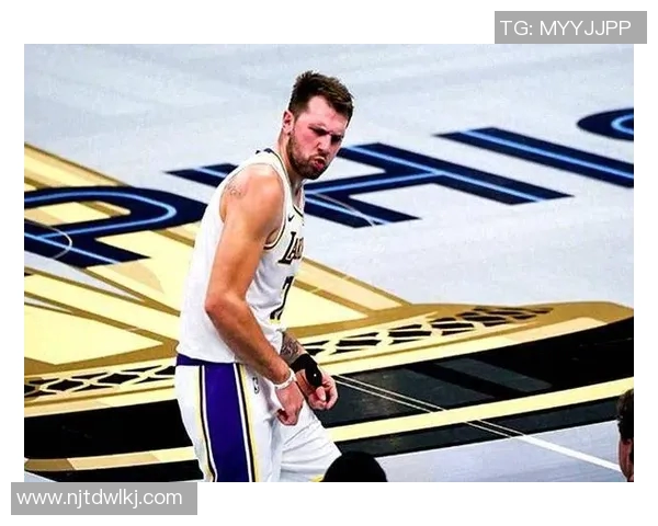 神来之笔！东契奇失衡抛投正中靶心